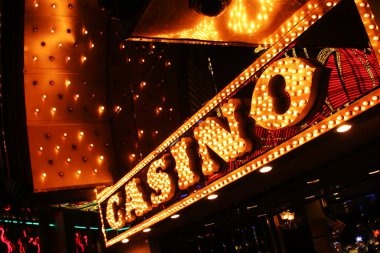 Lucky Twins live dealer table streamed on btn4d mobile app with QRIS payment option displayed
